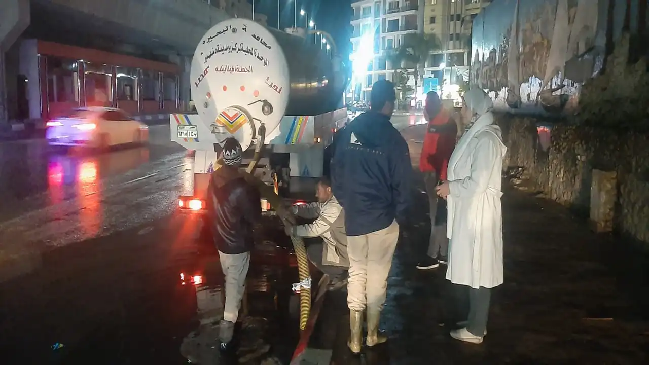 البحيرة تكافح تداعيات موجة الطقس السيئ والأمطار الغزيرة في الشوارع والميادين